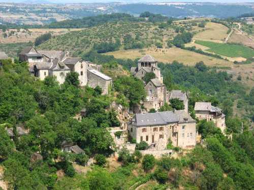 Le joli village de Cassagnes Comtaux dans l'Aveyron