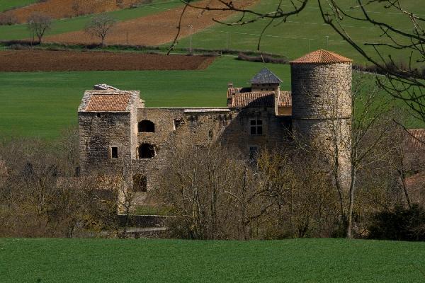 Mélac se situe à 5 km à l'est de St Rome. Le château est toujours partiellement en état. On trouve sa trace durant les guerres de religion où le château fut pris par les huguenots du capitaine Lavaur en 1581.