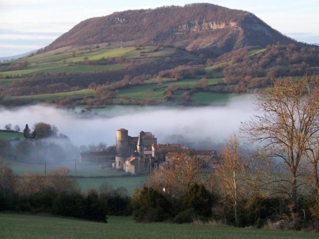 Le château de Mélac, maison seigneuriale fortifiée, semble construit au creux d’un vallon. Il est en réalité établi sur une assise rocheuse dominant le ravin du ruisseau du Lessude.