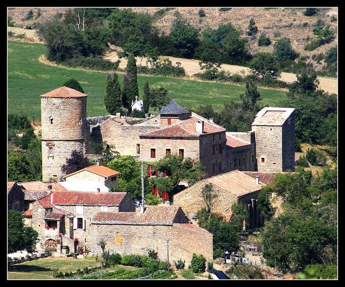 Le Château de Mélac protégeait le chemin conduisant de la vallée du Cernon au plateau du Larzac.