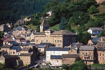 Au cœur de la vallée de la Muse, Saint-Beauzély fut le pays des tailleurs de pierres et de bâtisseurs à qui sont dus de nombreux bâtiments du Sud-Aveyron. Dolmens, vestiges de temples gallo-romains et voie romaine témoignent d'un habitat très ancien.