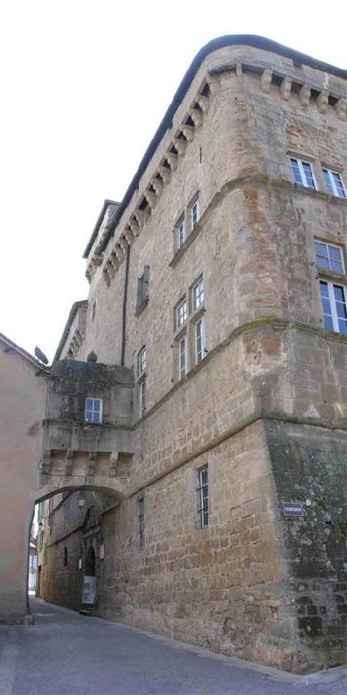Le château existait au XIIème siècle et a été réaménagé au XVIème siècle. Ses deux corps de bâtiments avec mâchicoulis et fenêtres à meneaux ouvrent chacun sur une belle porte à fronton triangulaire.