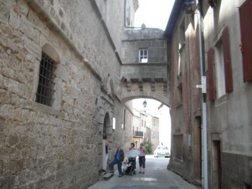 S'appuyant sur le château, la porte de la Madeleine enjambe la rue. Elle témoigne des anciens remparts.  Le château abrite aujourd'hui l'accueil touristique ainsi que le Musée Mémoire de la Vie Rurale.