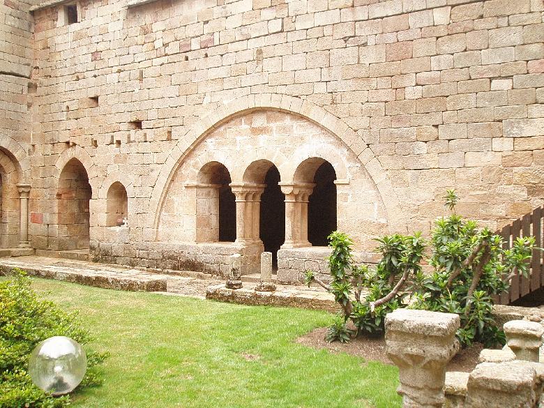 Le Prieuré de Comberoumal du XIIème siècle. Il constitue un remarquable exemple de la sobriété de l’architecture romane. Entrée de la salle du chapitre dans l'ancienne cour du cloître.