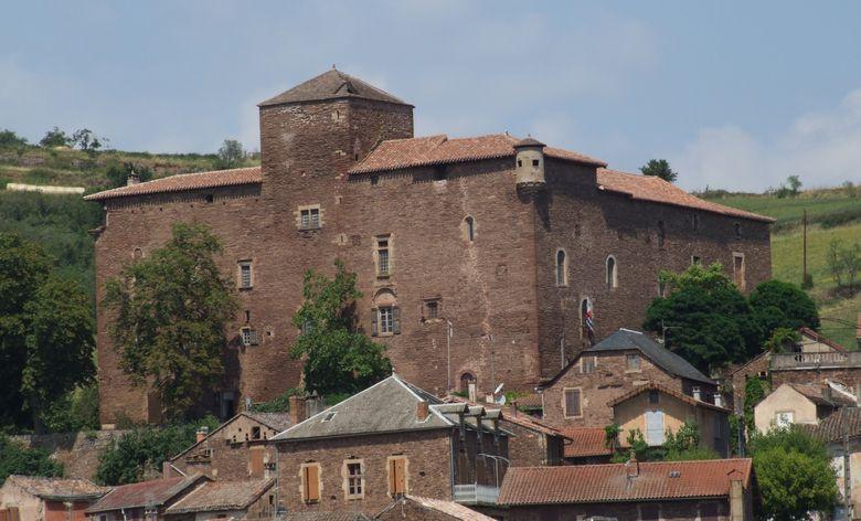 Le château épiscopal des XIVème XVIème XVIIème XIXème siècles, cité en 1346, d'abord château refuge durant les conflits, puis résidence d'été des évèques de Vabres, Vabres-l'Abbaye, en Aveyron.