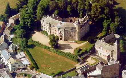 Le Château de Vizins, sur le plateau du Lévézou, dans l'Aveyron, est construit en forme défensive de fer à cheval.