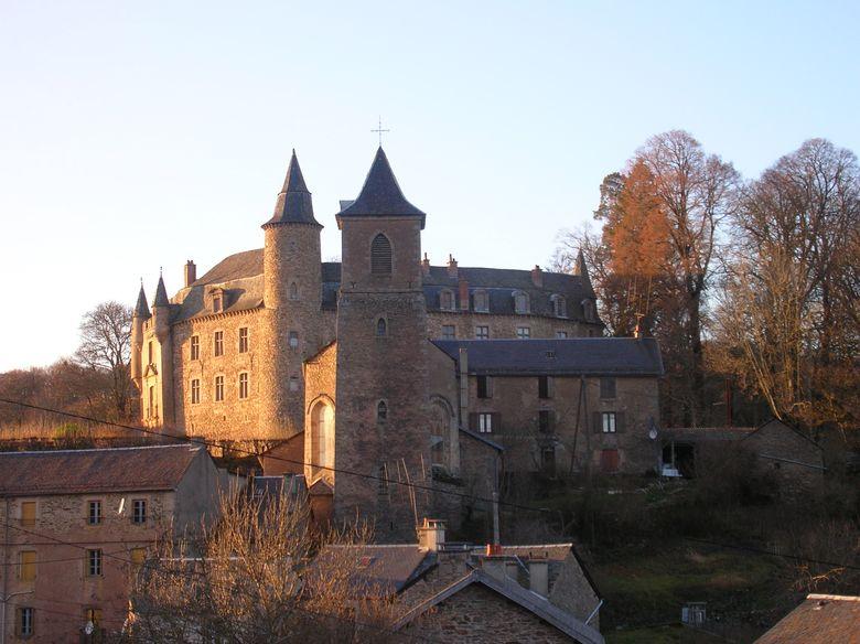 De la forteresse médiévale au monument actuel, le château de Vezins n'a jamais quitté la famille de ce nom.