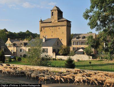 Dans le charmant village d'Inières aux coquettes maisons restaurées et situé entre Rodez et Pont-de-Salars, se dresse une curieuse église fortifiée