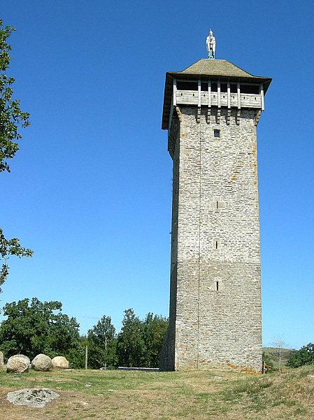 Depuis plus de mille ans, la tour de Peyrebrune trône sur son puech granitique surveillant de sa position stratégique, la Vallée de l’Alrance.