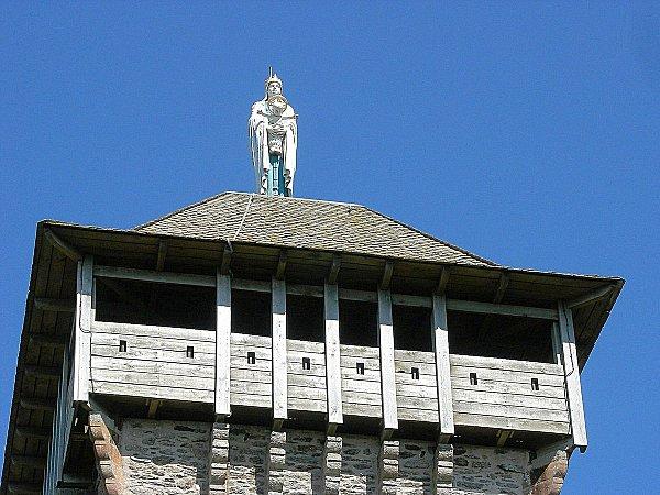 Un escalier en bois et des étages sont aménagés. A son sommet, une plate-forme en bois et un toit sur lequel domine toujours la ViergeMarie ont été construits.