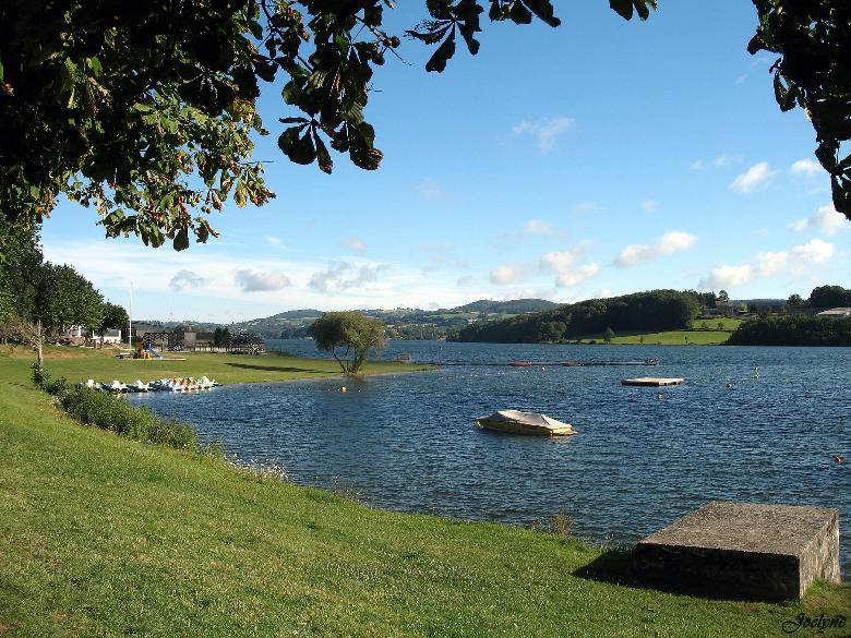 Sur la commune de Villefranche-de-Pana un lac de barrage EDF permet de pêcher et de profiter de tous les loisirs nautiques.