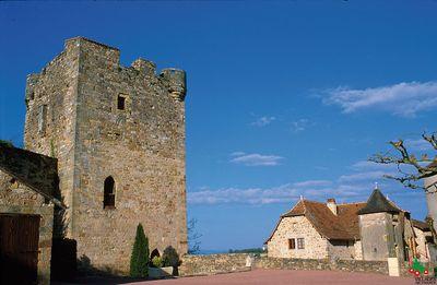 Situé à la limite de deux départements le Lot et l'Aveyron, en Quercy,  Capdenac le haut est aussi aux portes du Rouergue.
