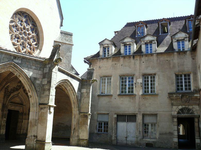 La Chartreuse Saint-Sauveur est un monastère, datant du XIe siècle, situé au Sud de Villefranche-de-Rouergue dans l'Aveyron.