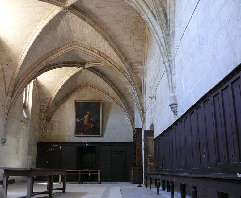 Le réfectoire de la chartreuse Saint-Sauveu est une grande salle rectangulaire de trois travées voûtées sur croisées d'ogives. Les clés pendantes ont disparu.