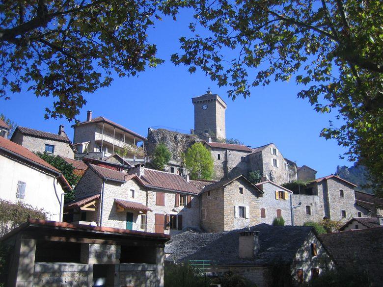 Peyreleau est un village perché au site très pittoresque. Le château de Triadou de l'époque Renaissance qui date du XVe siècle, embellit le village situé dans un cadre magnifique des gorges de la Jonte.