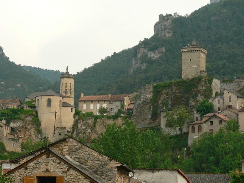 Le château de Triadou de l'époque Renaissance qui date du XVe siècle, embellit le village situé dans un cadre magnifique des gorges de la Jonte.