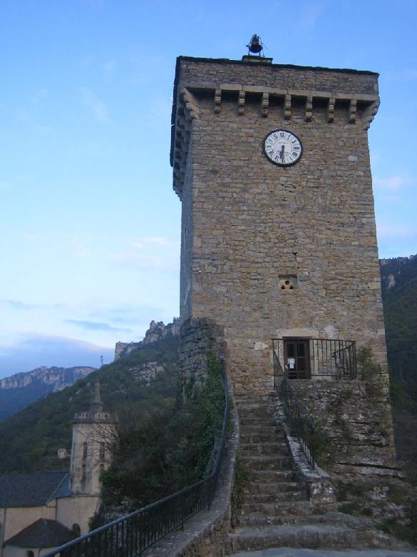 La Tour Carrée telle qu'elle existe aujourd'hui a été édifiée en 1617 par Simon d'Albignac, fils de Pierre III d'Albignac, sur les fondations de l'ancien château féodal érigé au cours du XIIe siècle.