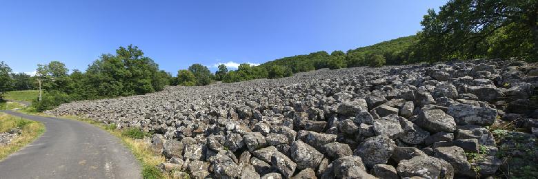 Improprement nommée, la coulée de lave de Roquelaure est en fait un éboulis basaltique qui  s'étend sur la colline dominant le village de Saint-Côme d'Olt et la Vallée du Lot au sud-est d'Espalion, à la limite méridionale du massif de l'Aubrac.