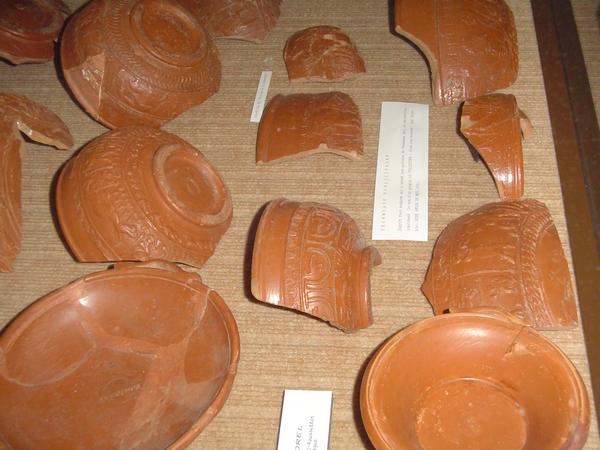 Poteries de l'époque Gallo-Romaine en terre rouge au Musée archéologique de Banassac en Lozère
