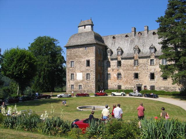 Le Château de Conros est un château médiéval située à Arpajon-sur-Cère dans le Cantal