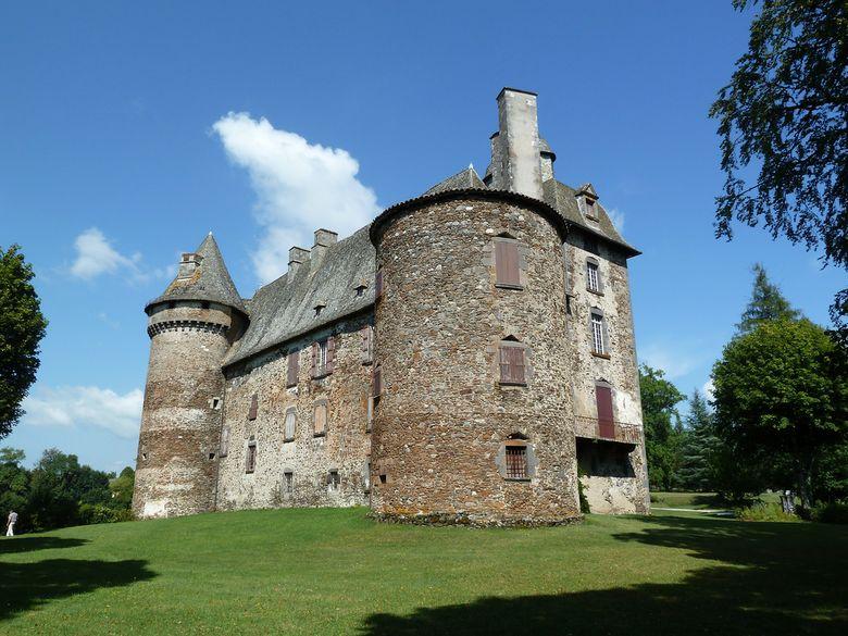 Le château actuel présente plusieurs parties: la tour Nord, la plus ancienne, la tour Sud, un corps de logis rectangulaire avec deux étages, et l'aile en pavillon avec sa couverture en lanterne formant colombier