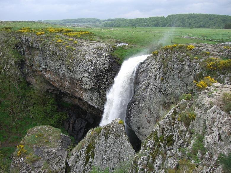 La cascade du Déroc sur la commune de Nasbinals en Lozère.