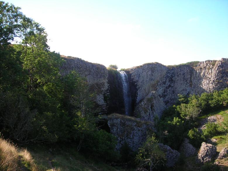 La cascade du Déroc domine de 30 mètres la petite vallée glaciaire du ruisseau de Gambaïse