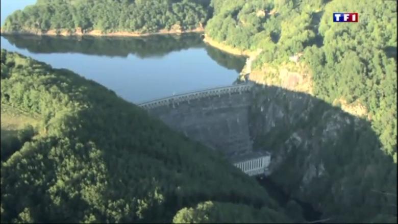 Le barrage de Sarrans est un barrage hydroélectrique situé sur la commune de Brommat sur la Truyère, dans le département de l'Aveyron.