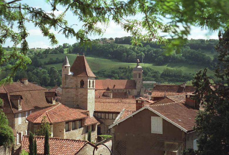 Figeac est une commune du Lot située sur la rive droite du Célé, au débouché de l'Auvergne et du Haut Quercy. Cette ville est proche de l'Aveyron et du Cantal.