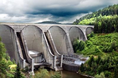 Les barrages de la Truyère produisent 1706 millions de kWh soit 10% de l’énergie hydraulique produite en France. C'est le profil particulier de la rivière qui permet de produire une aussi grande puissance hydroélectrique.