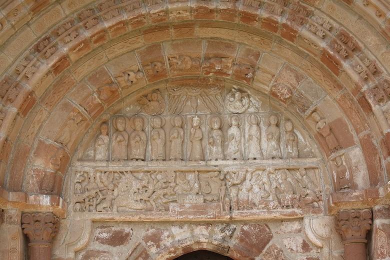 Le beau portail sculpté juxtapose deux sujets : le tympan représente la Pentecôte, et le linteau évoque l'Apocalypse et le Jugement Dernier.