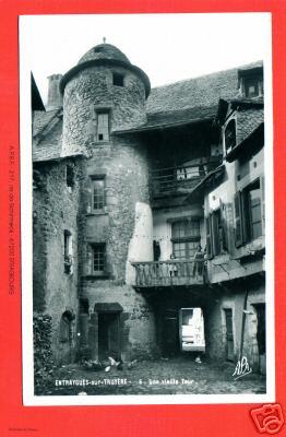 Une vieille tour escalier dans la rue droite - Aveyron