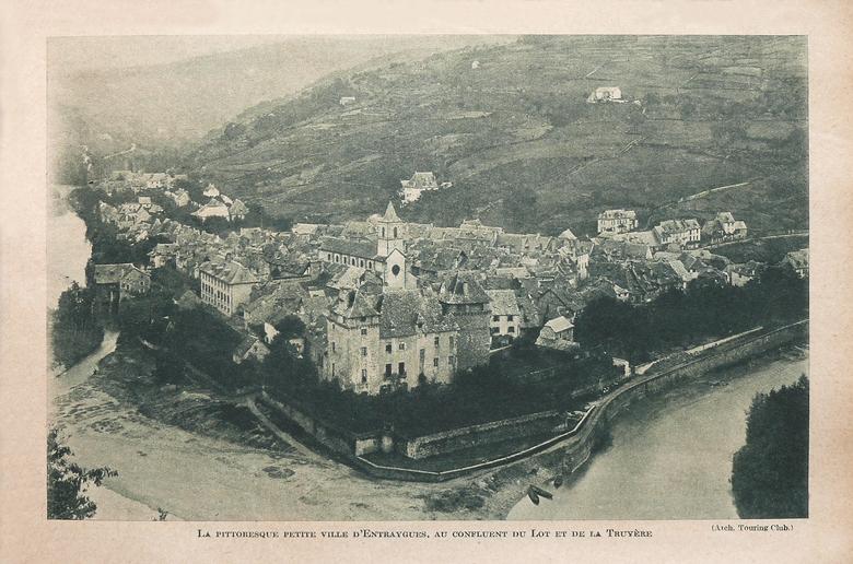 La pittoresque petite ville d'Entraygues-sur-Truyère au confluent du Lot et de la Truyère - Aveyron