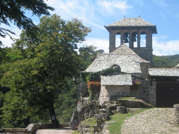 Eglise romane avec clocher peigne - Aveyron