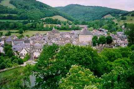 Vue générale de Ste Eulalie d'Olt - Aveyron - France