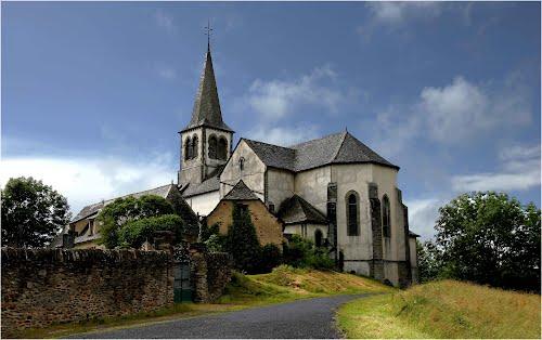 L'église de Roussy située à 900 m du Fel est édifiée au sommet d'un piton.