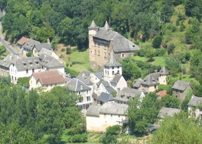 Vieillevie: Situé dans la vallée du Lot, Vieillevie, entre Entraygues sur Truyère et Conques, limitrophe de l'Aveyron et à l'extrême sud du Cantal, le château fort de Vieillevie domine le village le plus méridional du Cantal.