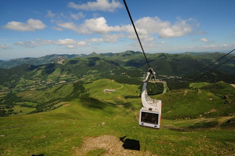 Le téléphérique du Plomb du Cantal permet de s'approcher au plus près du point culminant du Massif Cantalien à 1855m et de découvrir ainsi un magnifique panorama à 360°