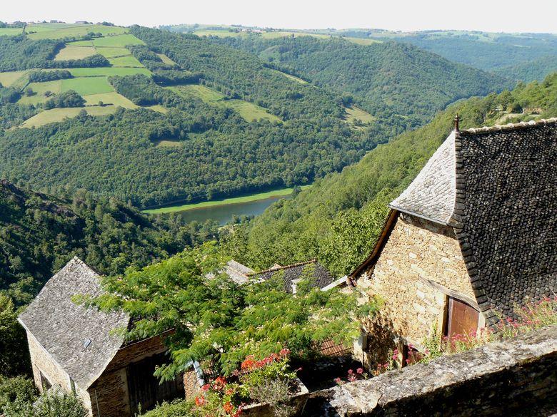 La Vinzelle, perchée sur un éperon rocheux qui surplombe le Lot (côté rive droite), se situe à une quinzaine de kilomètres de Conques (Aveyron) et à la limite du département du Cantal.